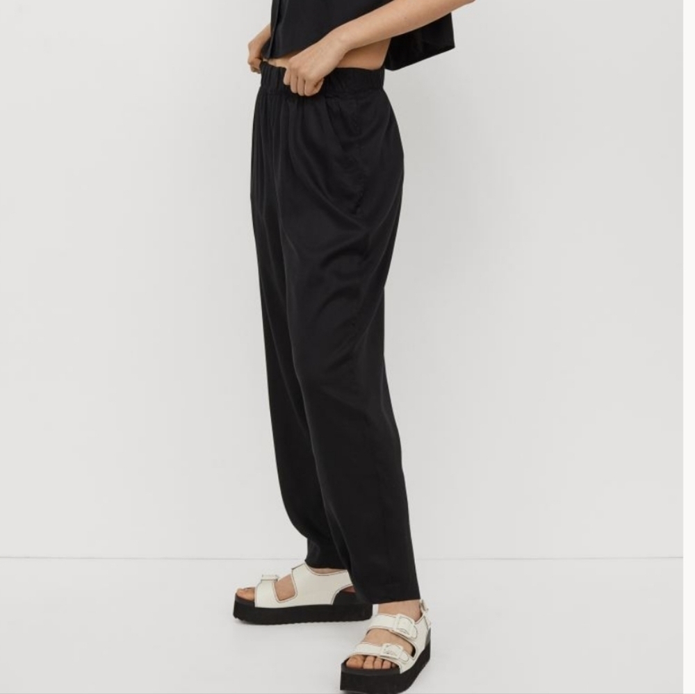 NWOT H&M crease front elastic waist high-waisted tapered leg black pant‎